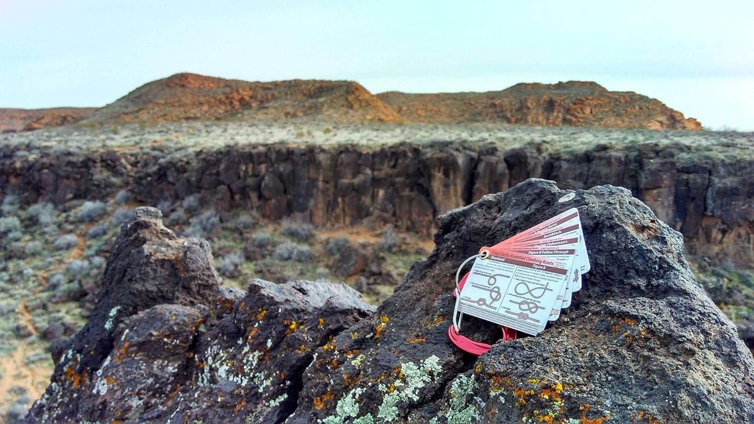 Rock Climbing Knots Pocket Guide: 19 Essential Belay, Rappel, Anchor, and Rescue Rope Knots for Rock Climbers
